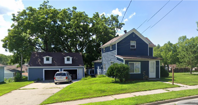 Building Photo - Spacious 4-Bed Home with 2-Car Garage & Ba...