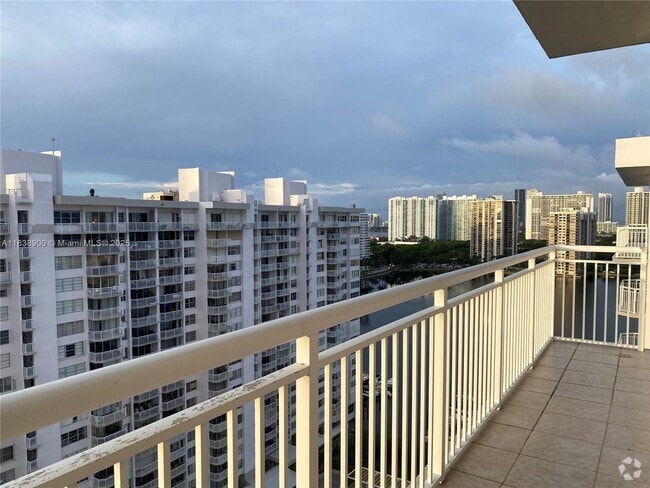 Building Photo - 18031 Biscayne Blvd Unit PH02 Rental