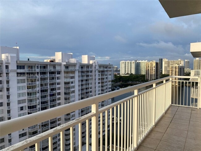 Building Photo - 18031 Biscayne Blvd Unit PH02 Rental