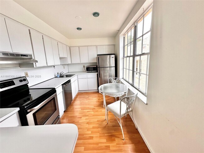 Photo - 1051 Meridian Ave Unidad 1F