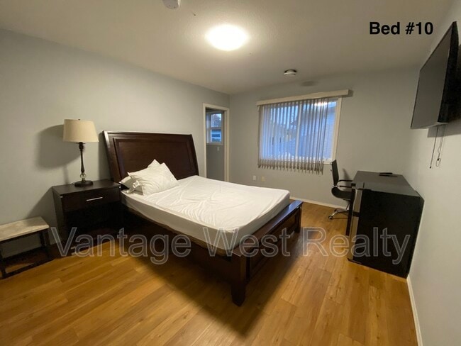 Photo - 453-453 Morrison Ave