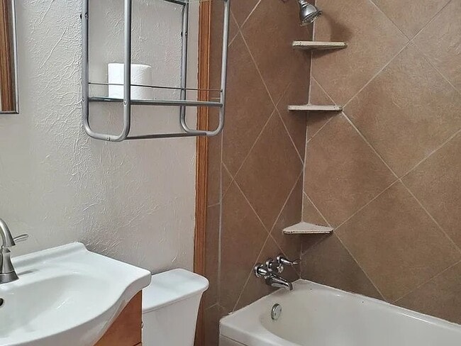 Photo - 224 E Graves Rd