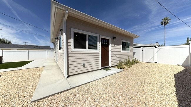 Building Photo - 1018 College Ave