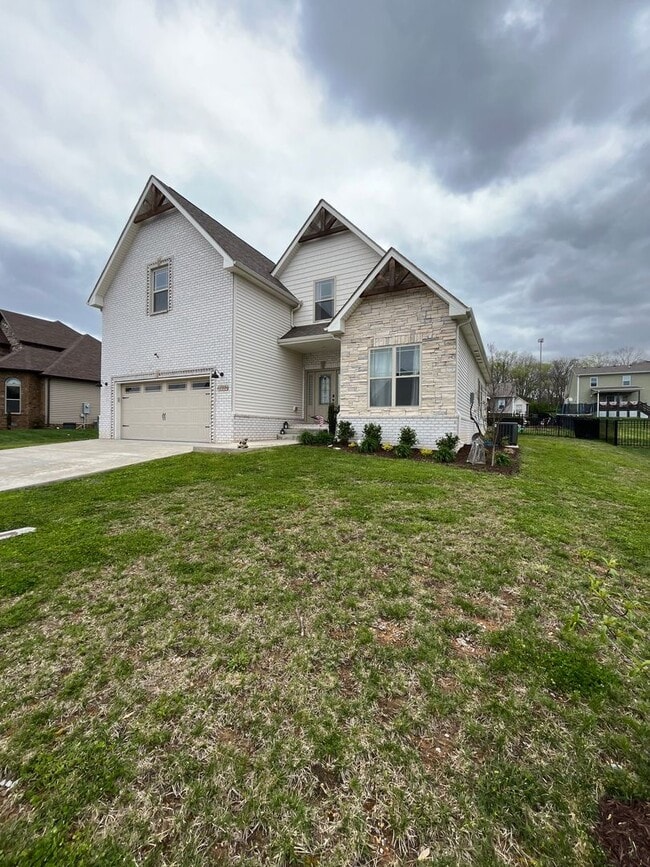 Photo - Georgous Large Open Floor Plan Home with Easy Commute to Nashville