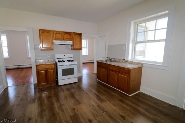 Building Photo - 160 New York Ave Unit 2