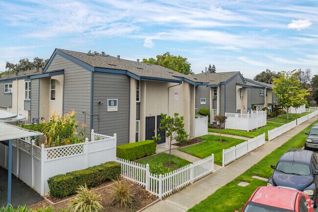 Building Photo - Trinity Townhomes