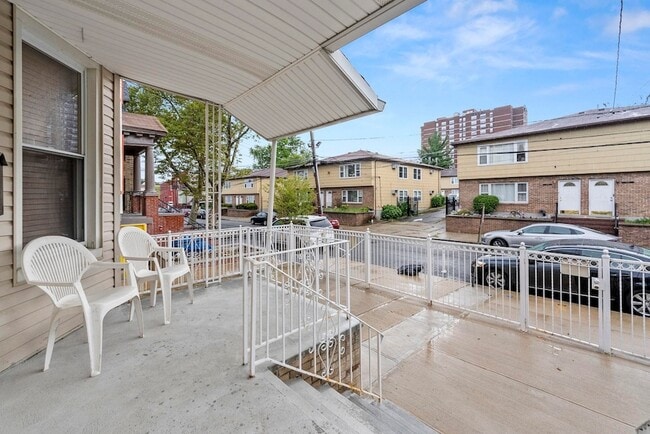 Photo - 302 Clerk St