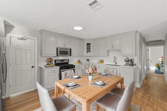 Building Photo - 915 Avenue E