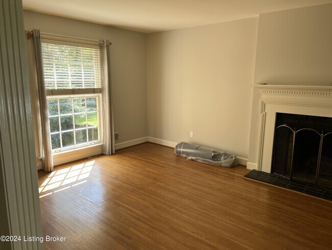 Photo - 3914 1/2 Elmwood Ave