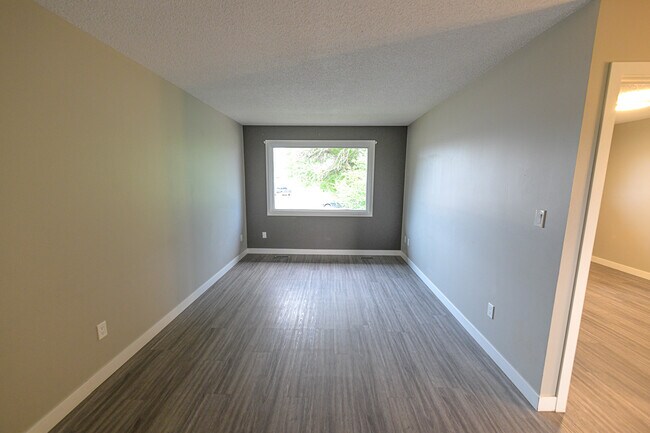 Photo - 9319-93109 109 Ave