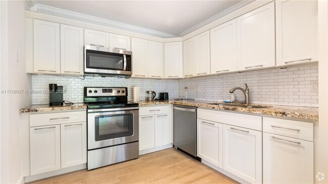 Building Photo - 6525 Via Regina Rental