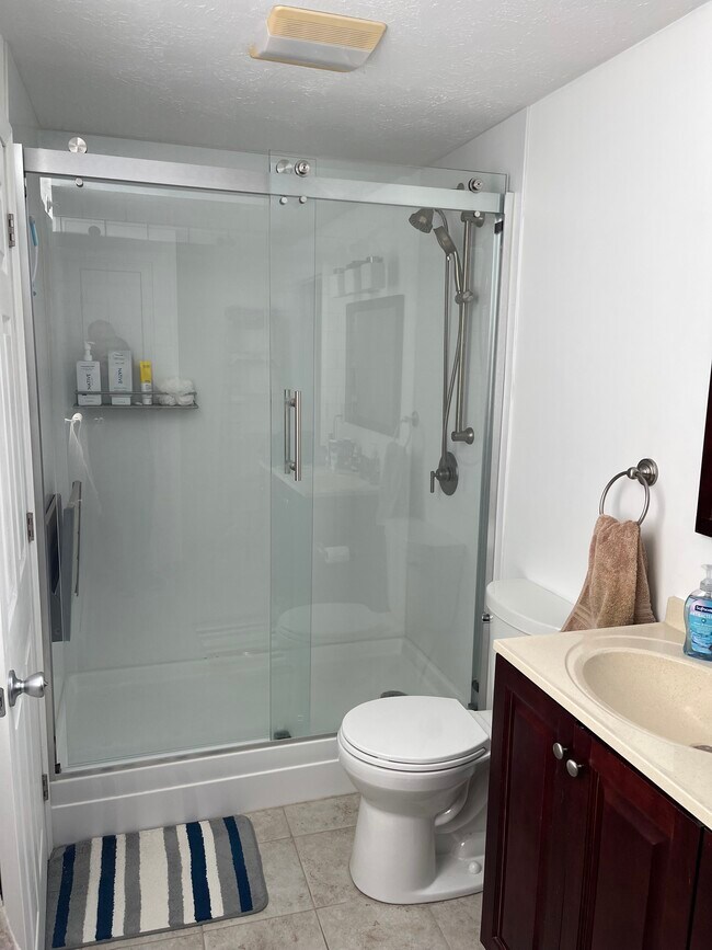 Baño de la planta superior - 45 Tideview Dr Unidad 45