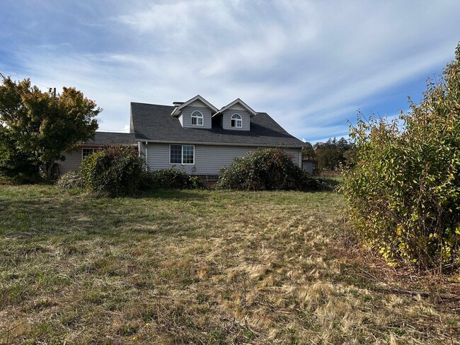 Coming Soon, 3 Bedroom 2 bath Farm house - Coming Soon, 3 Bedroom 2 bath Farm house