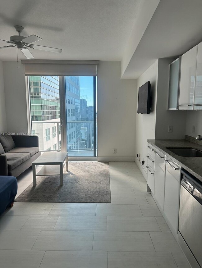 Building Photo - 185 SW 7th St Unit 2406