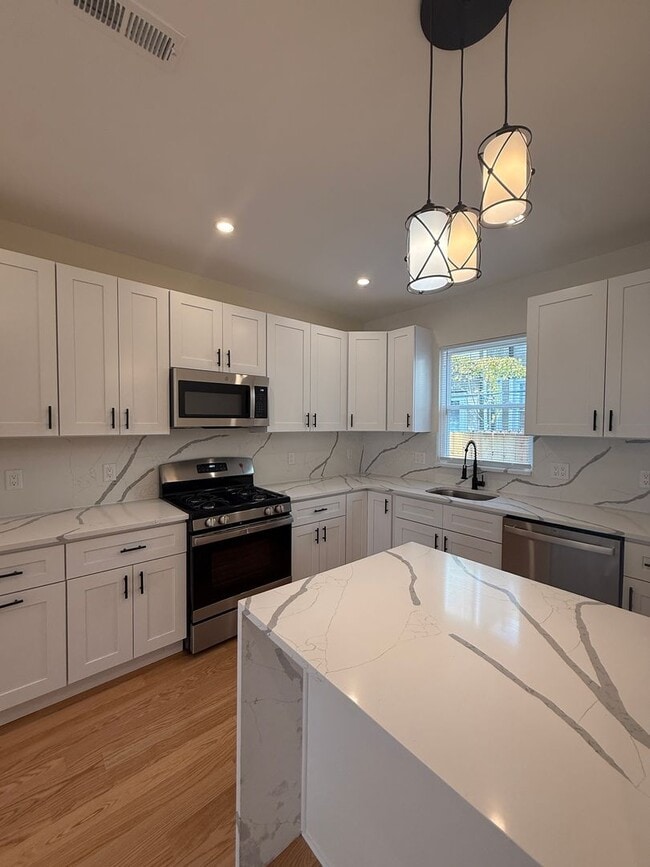 Building Photo - Stunning Newly Renovated 2BR Home in Brewe...