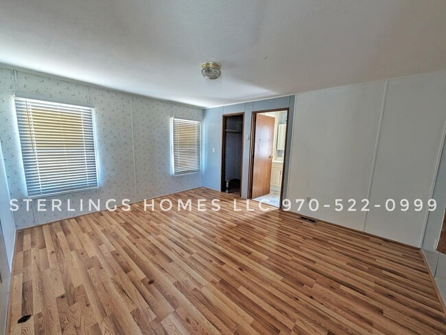 Photo - 833 Douglas St