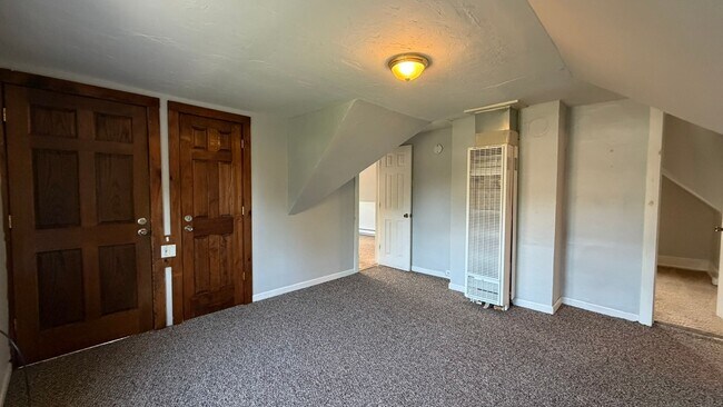 810 E Division St Unit B