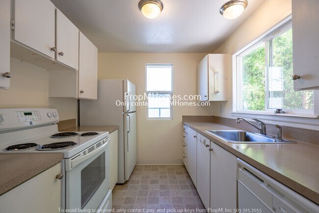 Photo - Light & Bright Two Bedroom in Multnomah Village! Unit 7640 SW 34th Avenue -  6