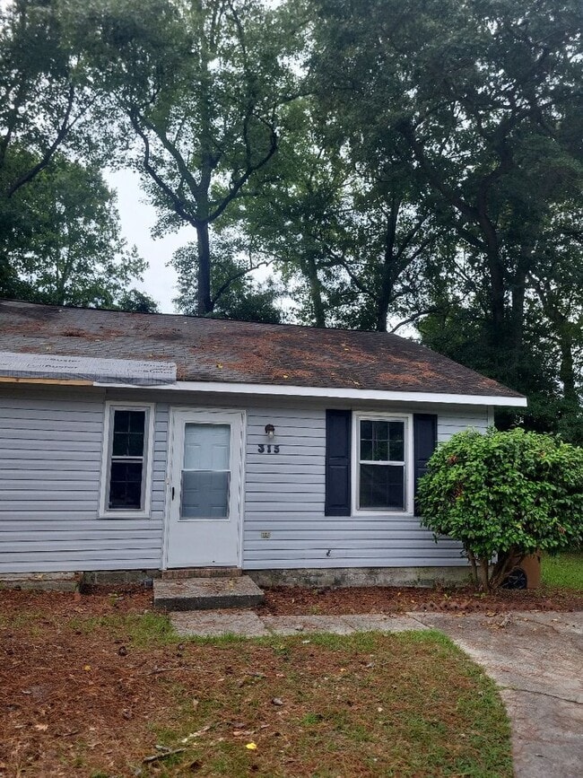 Building Photo - Nice 2 bedroom 2 bath duplex