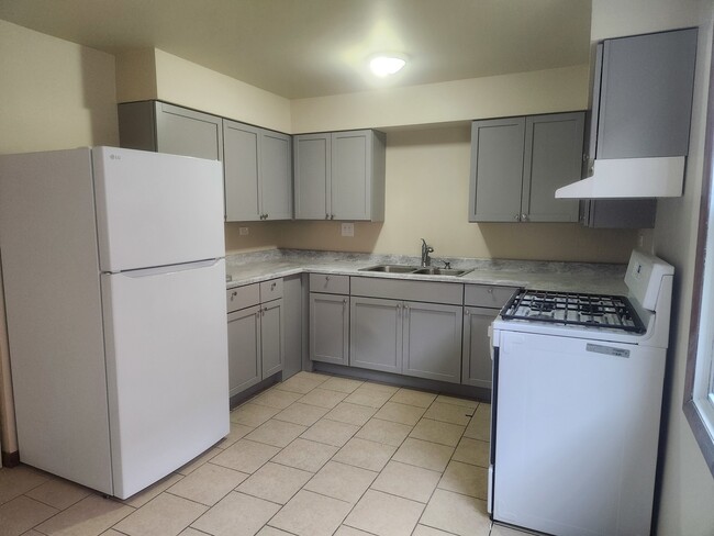 Building Photo - 1000 Parkwood Dr