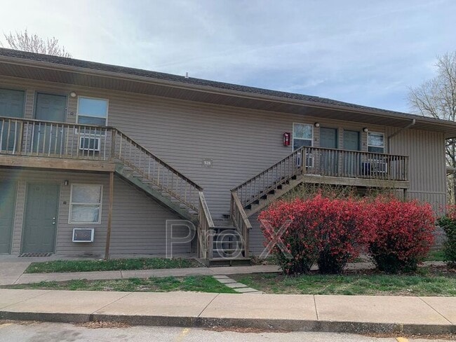 Building Photo - 928 N Goetz Blvd Unit #9