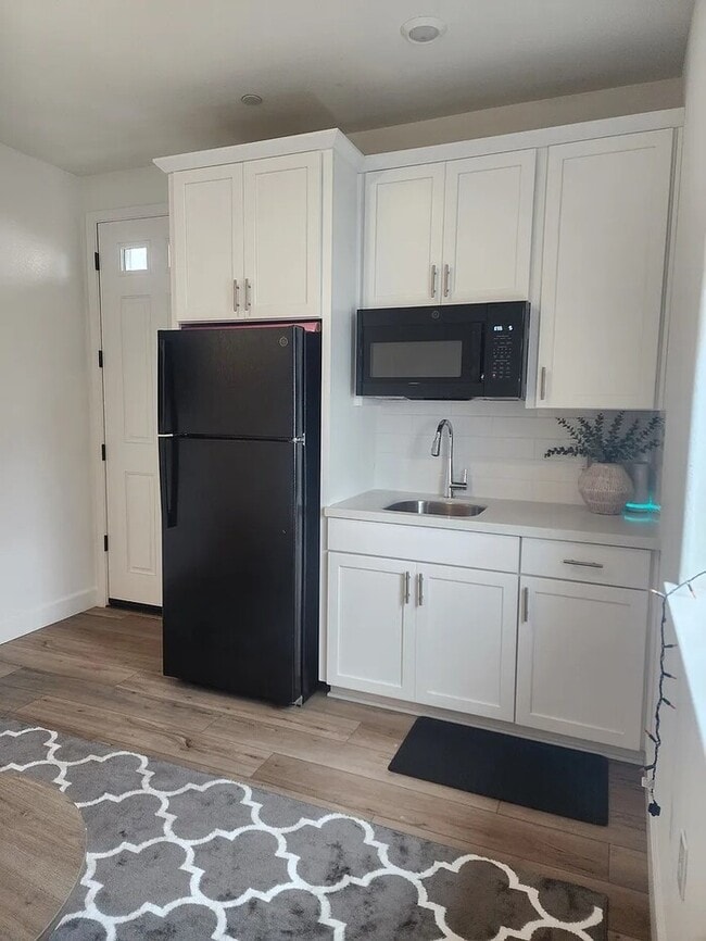 Photo - Bright & Cozy 1 Bed / 1 Bath Living Space ...