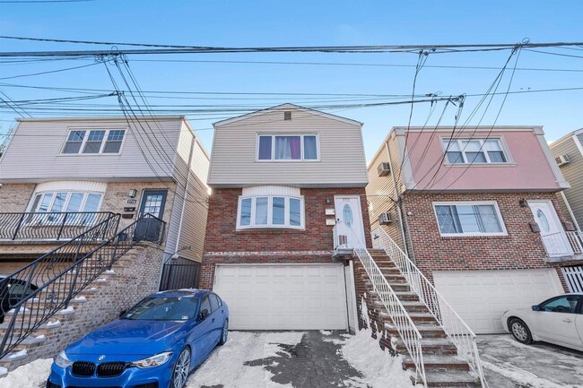 Building Photo - 5712 Broadway Unit 1