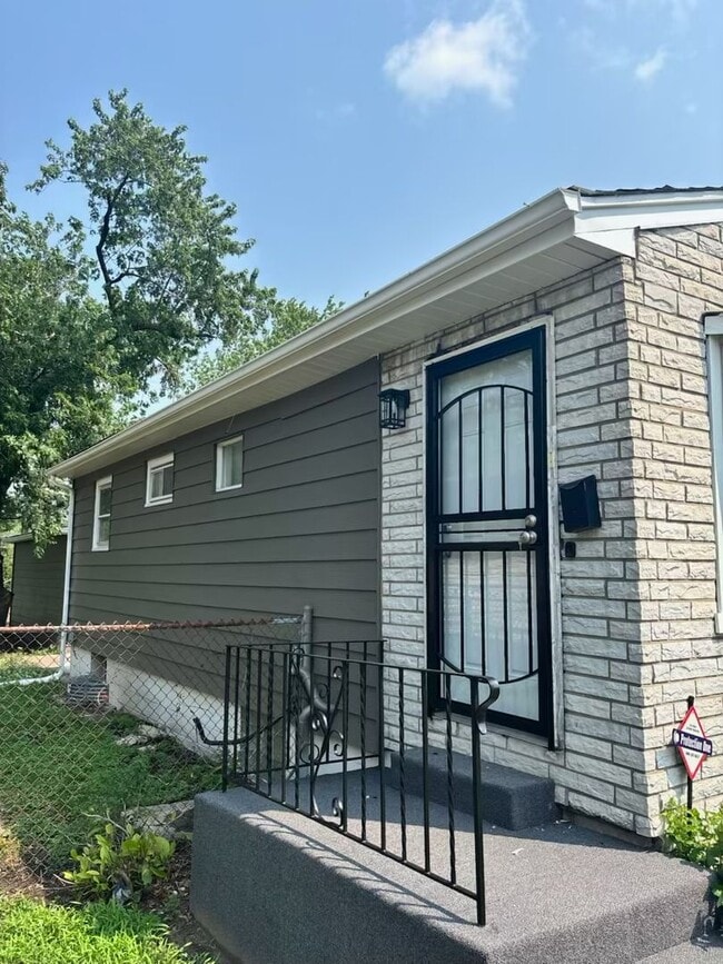 Building Photo - Gary West Side 4 Bed 2 Bath 2 Car Garage Rental
