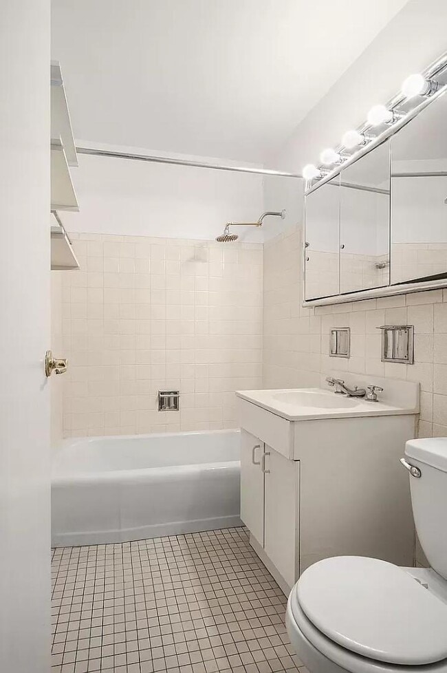 Photo - 392 Central Prk W