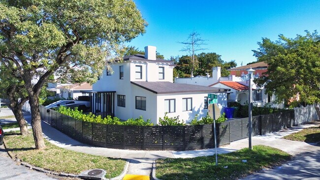 Building Photo - 927 SW 18th Ave Rental