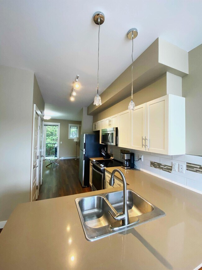 110-110 Baxter Ave