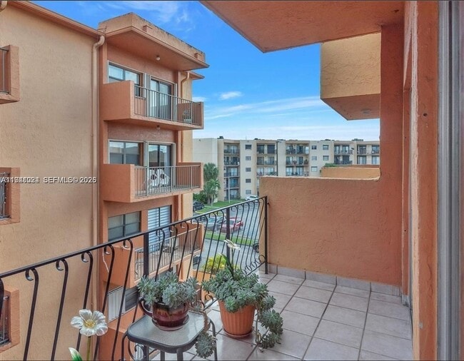 Photo - 1900 W 54th St Unit 307