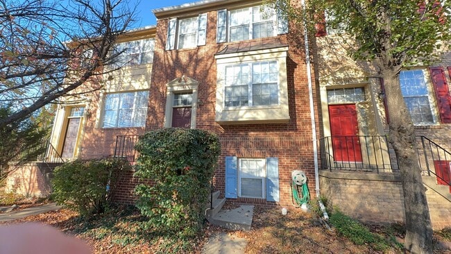 Building Photo - Beautiful 3 Bed 2.5 Bath Brick Townhome In...