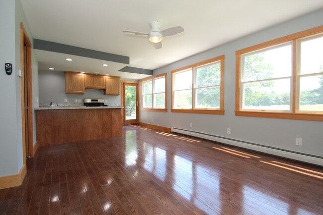 Photo - 137 Parmenter Rd Unit B