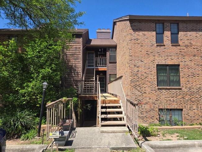 Building Photo - Two bedroom two bath gated Community Condos off Medical Drive close to I 10 & Babcock.