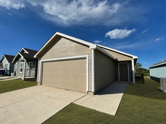 Building Photo - Like-New | 3 bed/2 bath | 1-story | No Carpet | Wonderful Amenities |On Golf Course in Mission De...