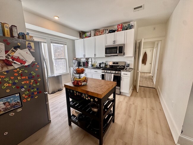 Building Photo - 127 Eliot St Unit 3