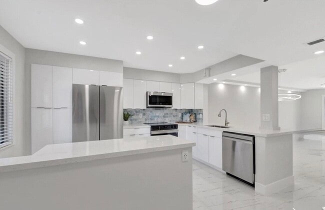 7240 Huntington Ln Unit 202