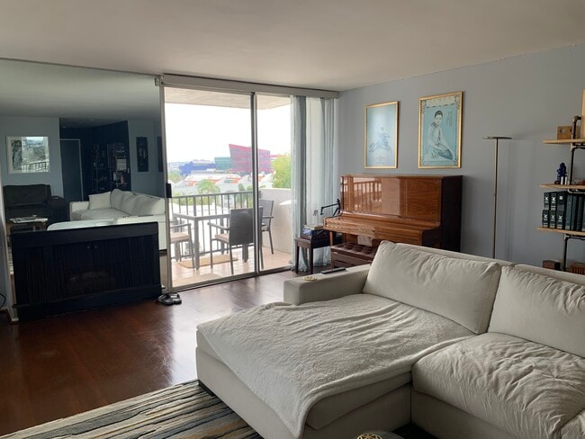 Sala de estar con chimenea, balcón y vistas al suroeste. - 8530 Holloway Dr Unidad 426