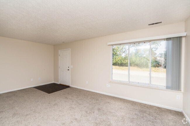 3BR,1BA - 1,300SF - Living Room