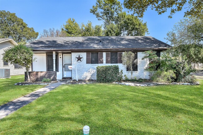 Building Photo - 2709 Hearne Dr