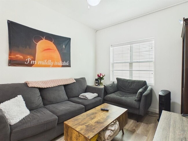 Building Photo - 911 W 22nd St Unit 403