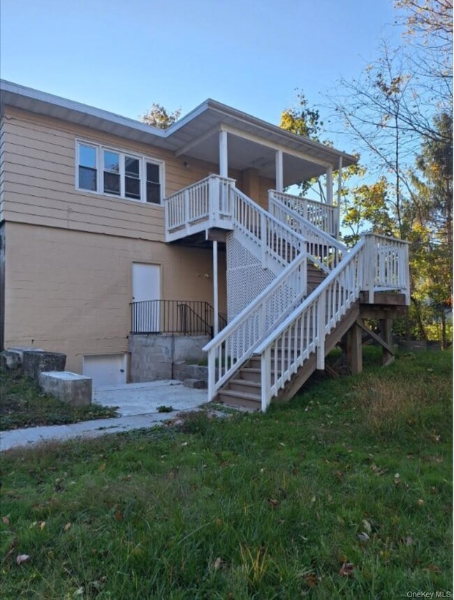 Building Photo - 652 NY-211 Unit 1