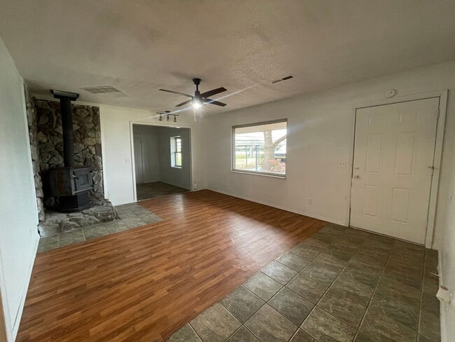 Building Photo - Available Now 3 bedroom 2 full bathroom in Willard School District!