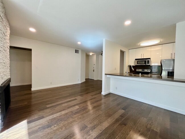 Photo - Enjoy one of the most walkable neighborhoods in LA