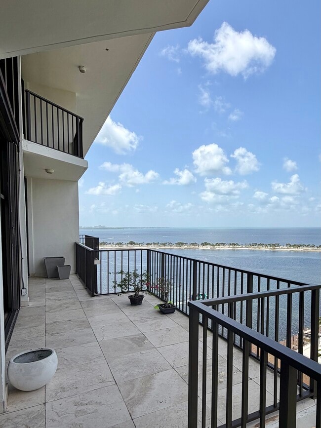 Building Photo - 1925 Brickell Ave Unit PH