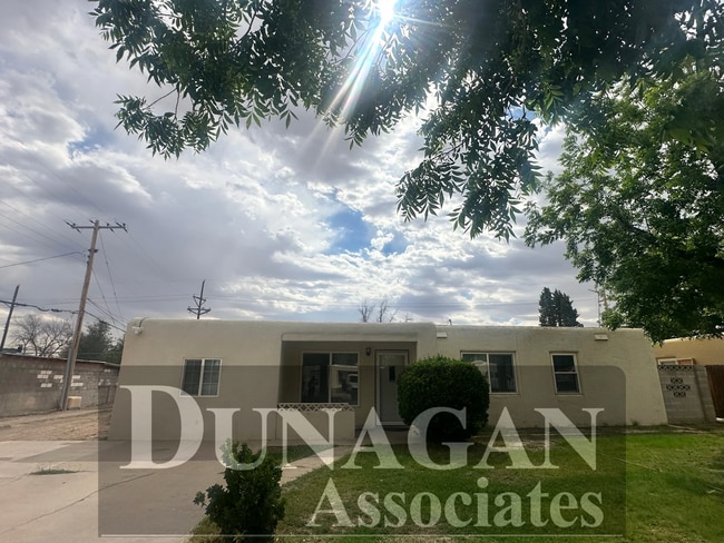 Building Photo - Spacious Pet Friendly, 3 bed/1 bath with Den.