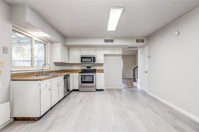 Photo - 901 E Village Ln