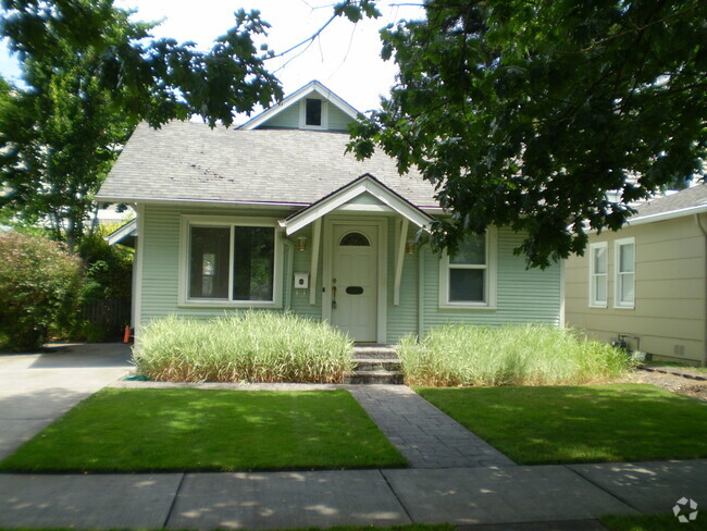 Building Photo - 2 bed/1 bath Bungalow ~ Hardwood Flooring ... Rental