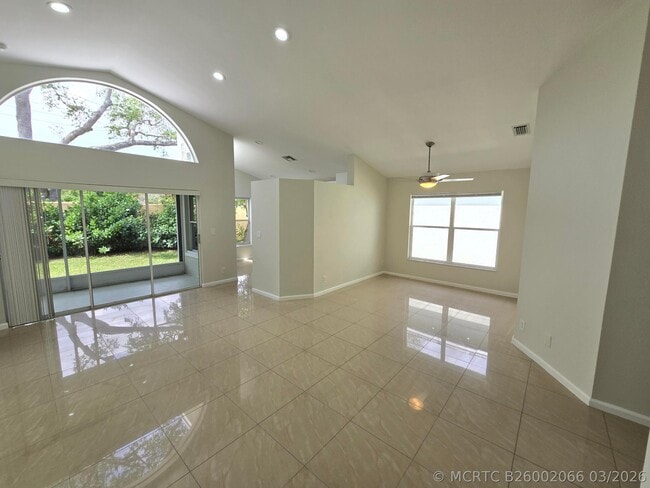 Photo - 1041 Fairfax Cir W